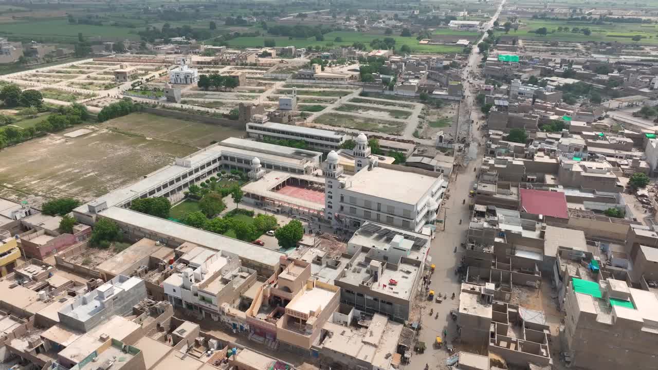 Shahdadpur的Darul Uloom Hussainia在上面报道。航拍全景图视频素材