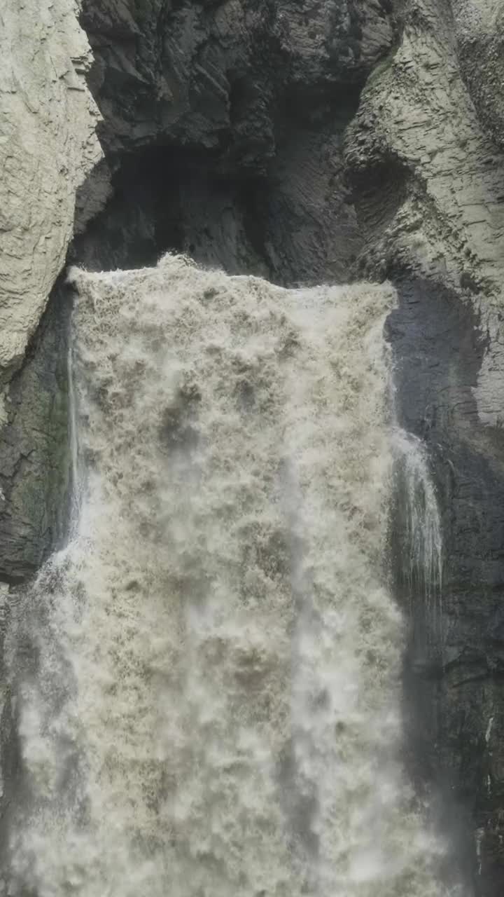 高加索山脉的苏丹瀑布视频素材