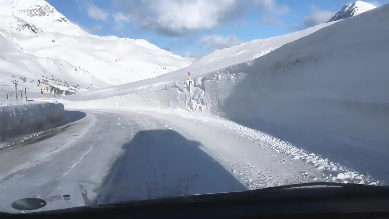 我在雪墙中的路上开车旅行视频下载