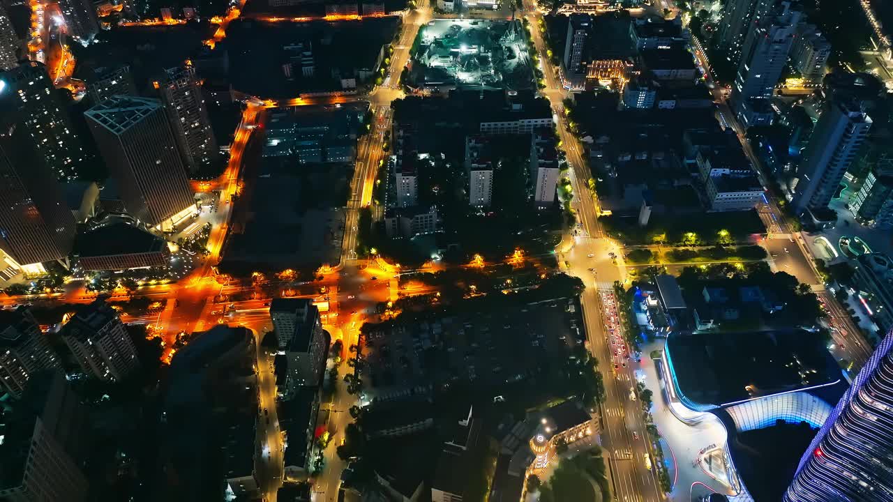 航拍的城市街道在夜间在上海，中国视频素材