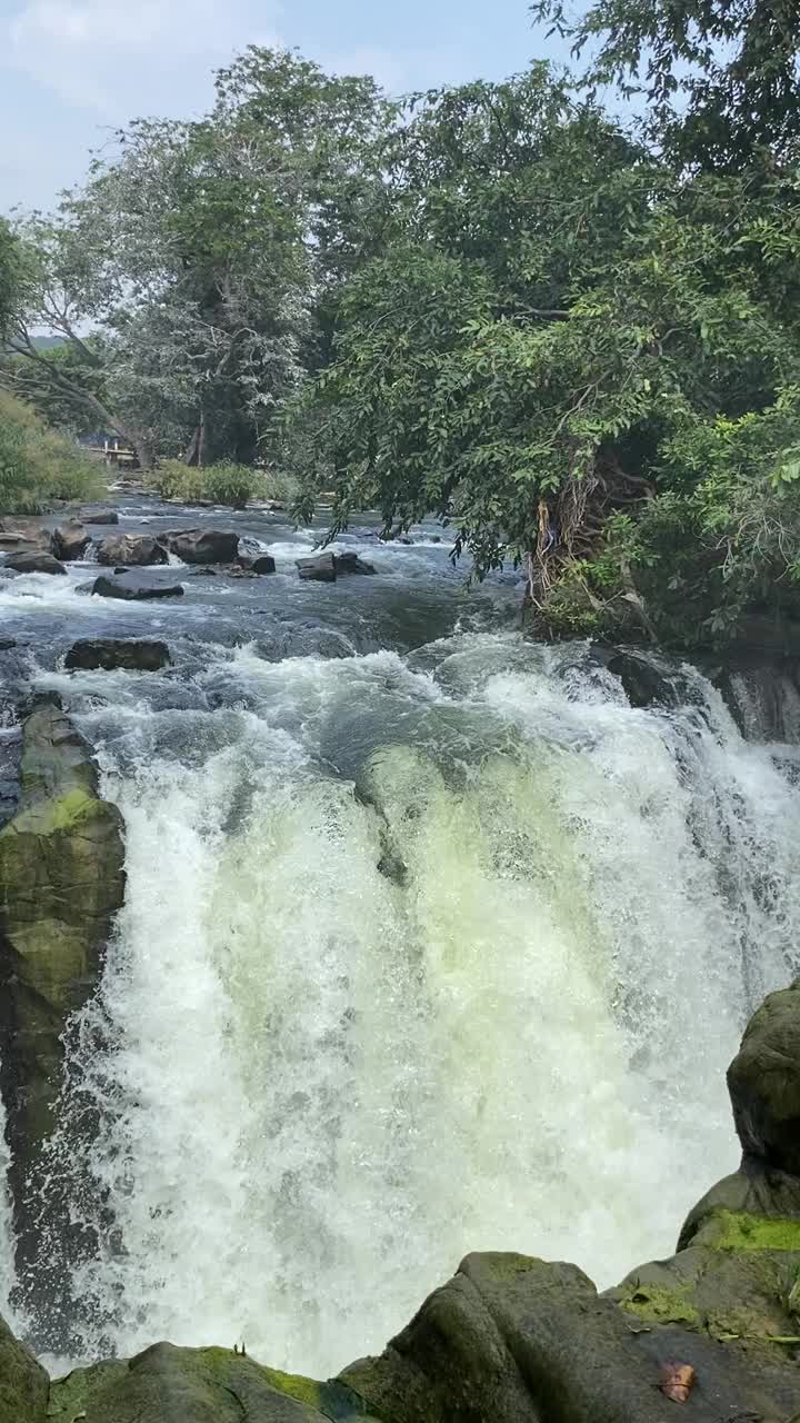 瀑布与岩石和原始音频视频下载