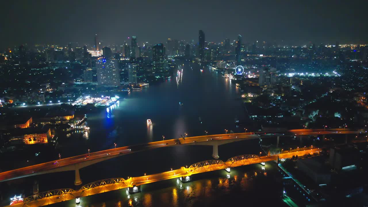 空中无人机的视角多色烟花表演在天空之城。除夕夜。摩天大楼和城市景观庆祝夜晚的灯光视频素材