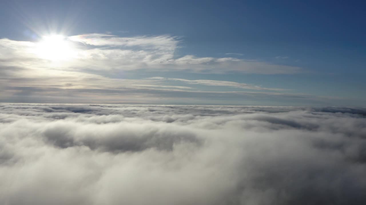 天空般的鸟瞰图，白色浓密的云床和明亮的太阳视频素材