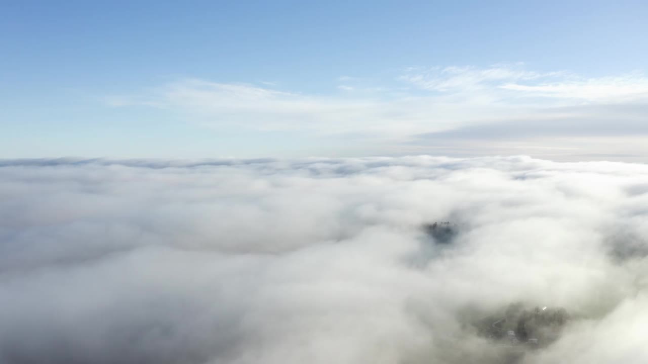 空中的天空像明亮浓密的白云覆盖在宁静的蓝天下视频素材