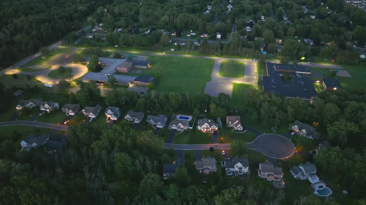 鸟瞰图的大型私人住宅在罗切斯特，纽约住宅区在晚上。新家庭住宅是美国郊区房地产开发的一个例子。视频素材