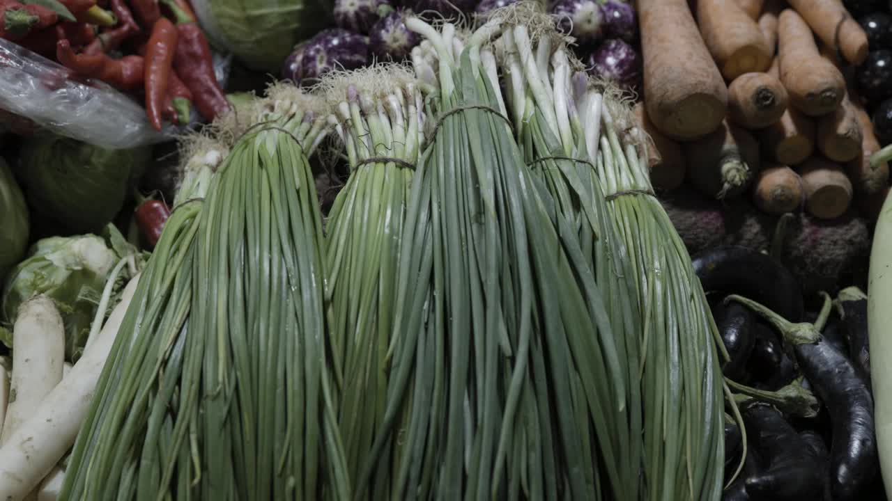 蔬菜店晚上出售大葱视频素材