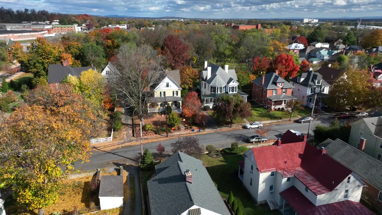 秋叶中的郊区住宅。秋天美国古色古香的街坊鸟瞰图。视频素材