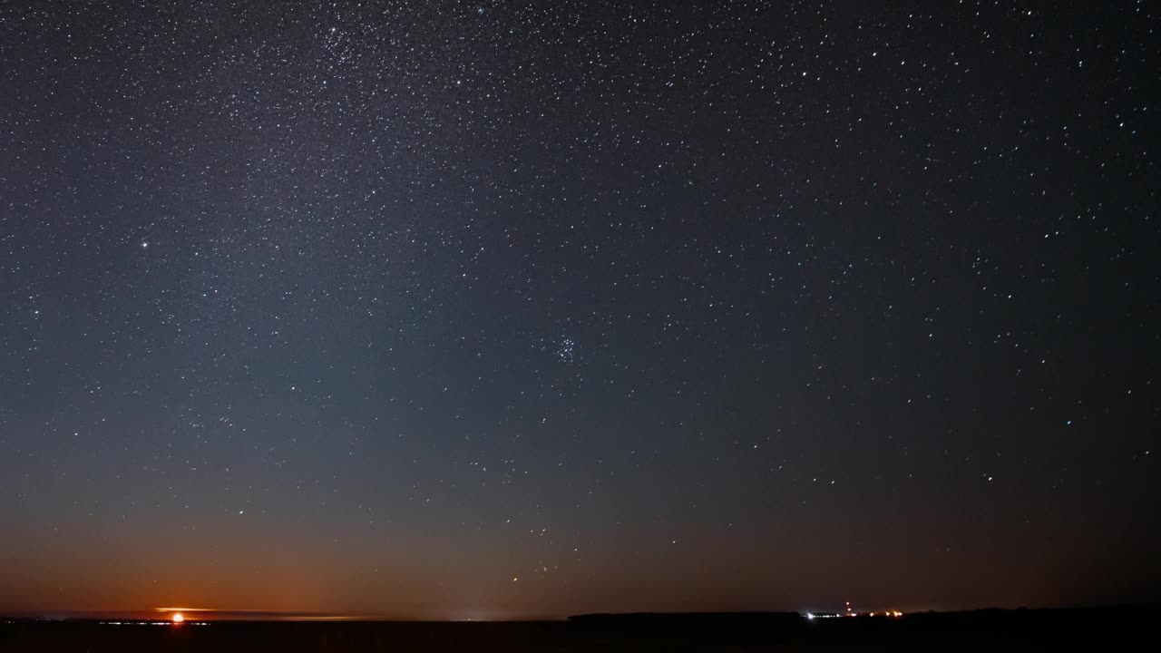 4k超延时星迹。天空中不寻常的神奇星星效应。日出天空自然背景。夜空背景上的星星和流星轨迹。太阳的痕迹。天空中星星的旋转。大曝光。延时，延时，延时视频素材