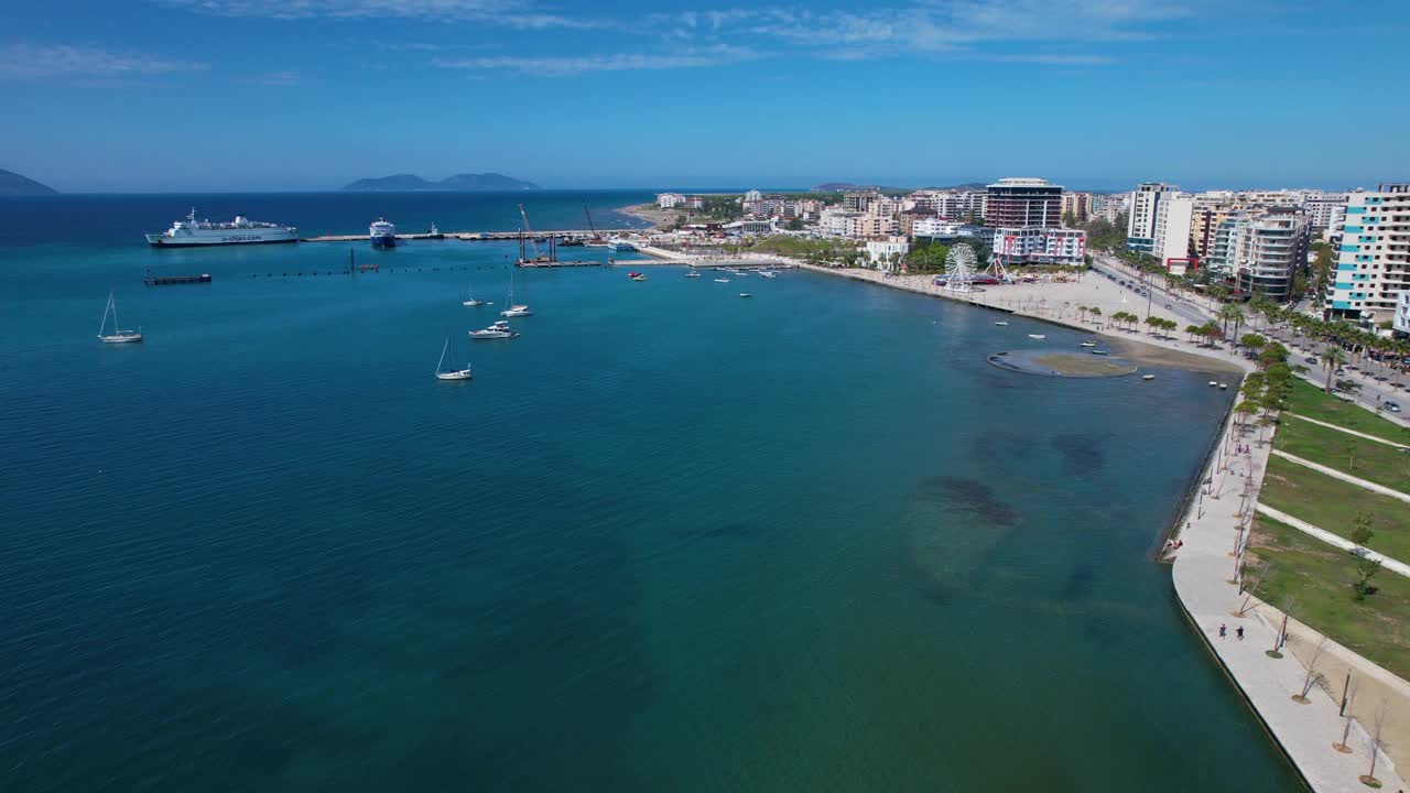 全景维拉:城市港口，蓝湾，和风景长廊-一个顶级的旅游目的地，为最终的暑假体验视频素材