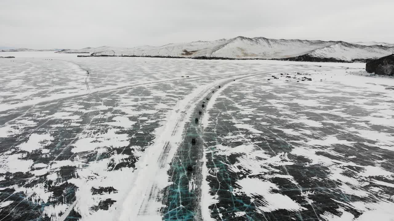 汽车在结冰的路上行驶。冬天在结冰的湖面上旅行。视频素材