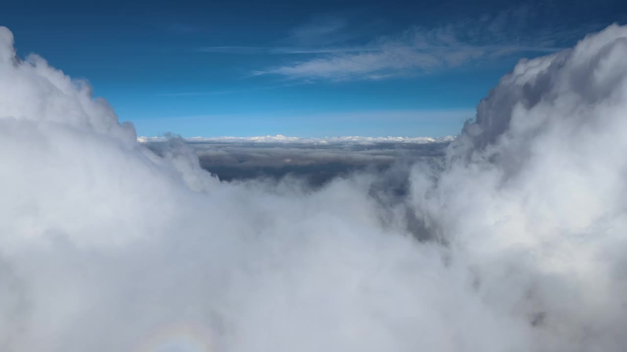 从高空的飞机窗口鸟瞰，暴雨前形成的蓬松的积云覆盖着地球视频素材