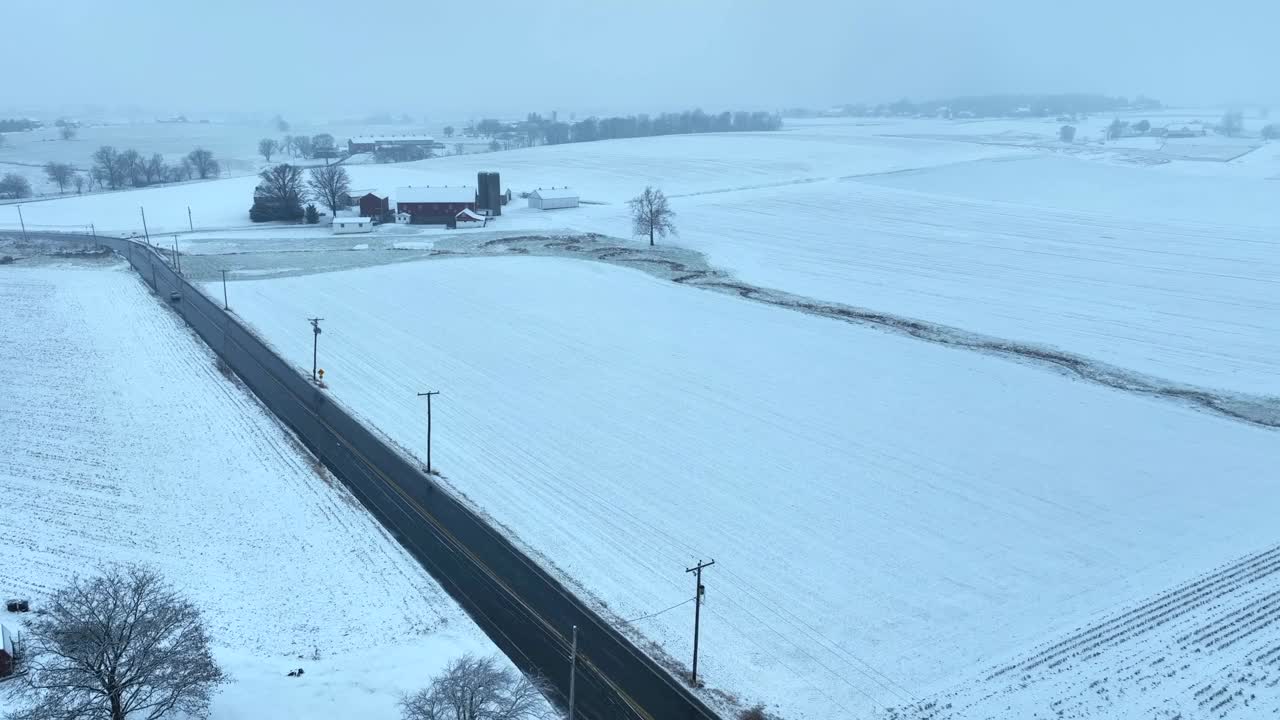 美国乡村的航拍照片。积雪覆盖了农田、草地和乡村。视频素材