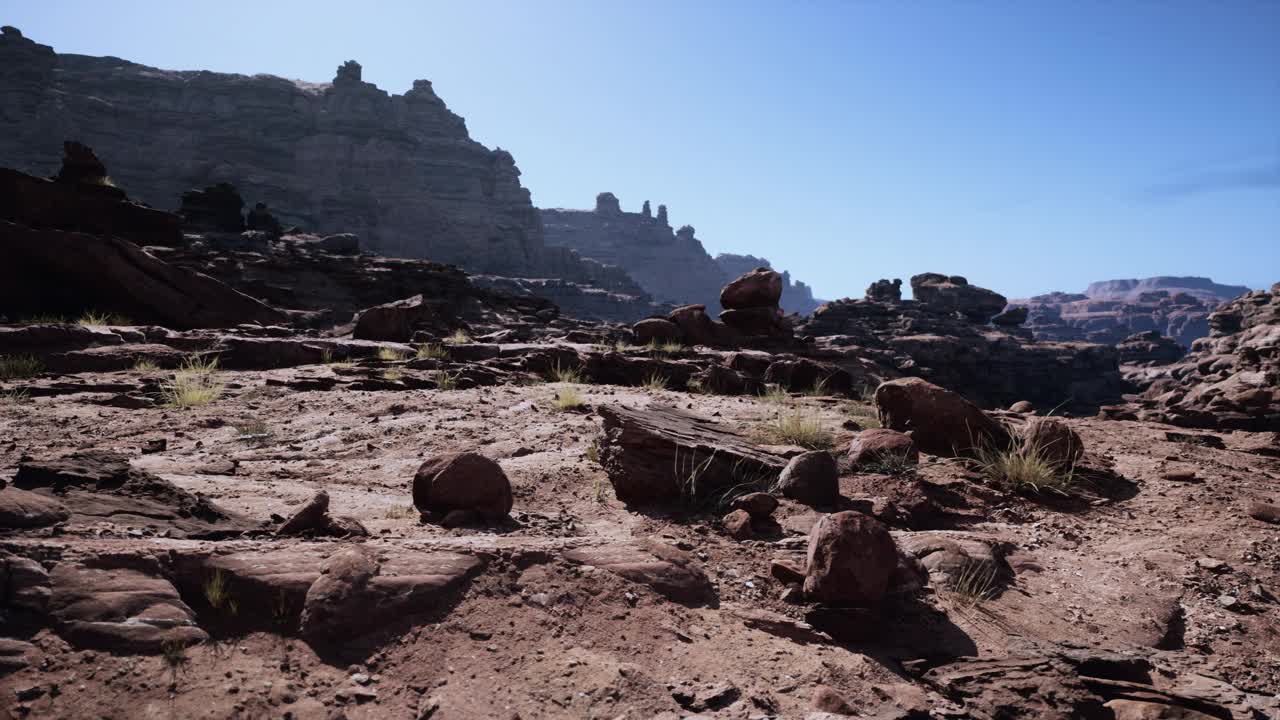 前景有岩石和植物的多岩石地区视频素材