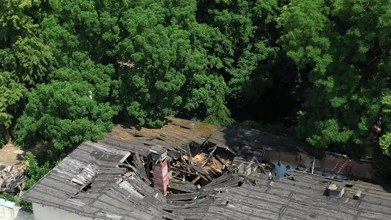 从无人机上鸟瞰一座废弃建筑上摇摇欲坠的屋顶视频素材