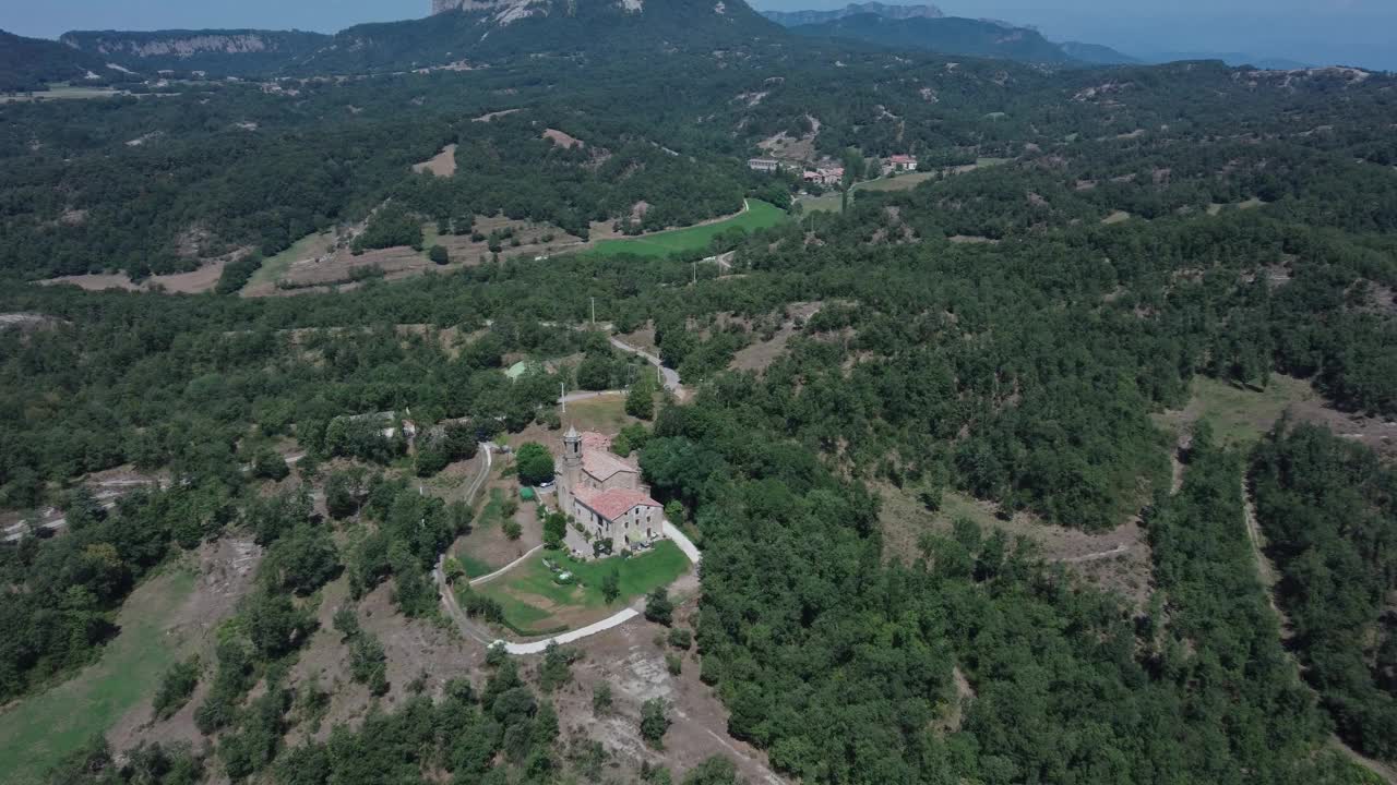 西班牙加泰罗尼亚的迷人村庄。古建筑在山上，空中视频素材