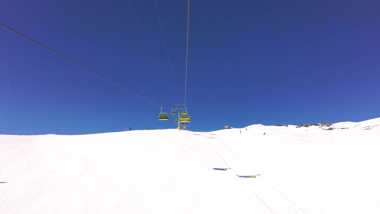 滑雪胜地的升降椅视频下载