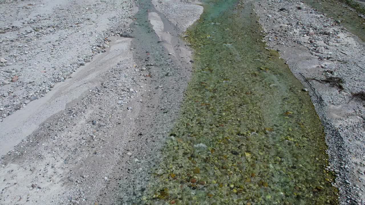 热浪中阿尔卑斯山干涸的河流上空的空中天桥视频素材