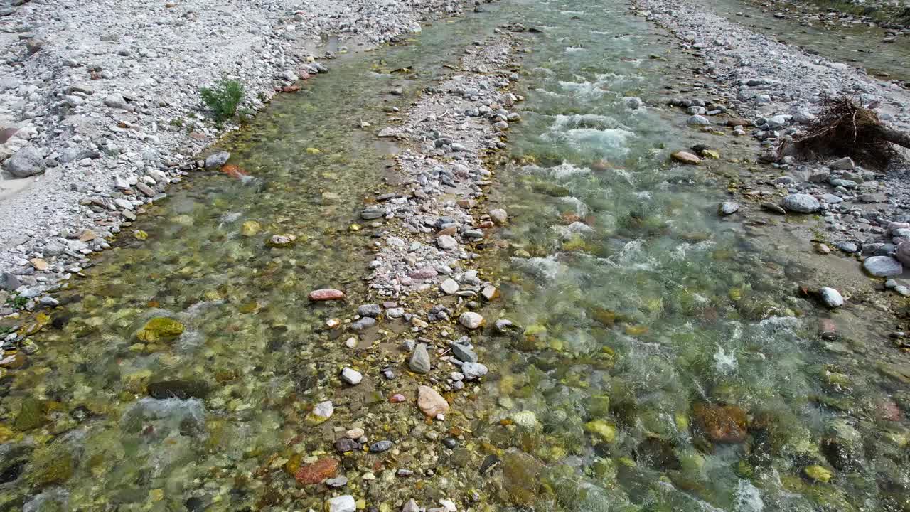 热浪中阿尔卑斯山干涸的河流上空的空中天桥视频素材