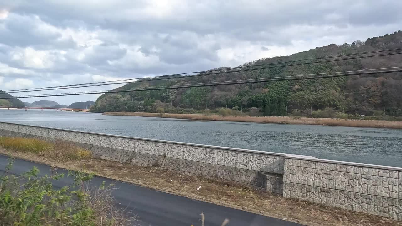 沿着湖滨路的风景驾驶视频素材