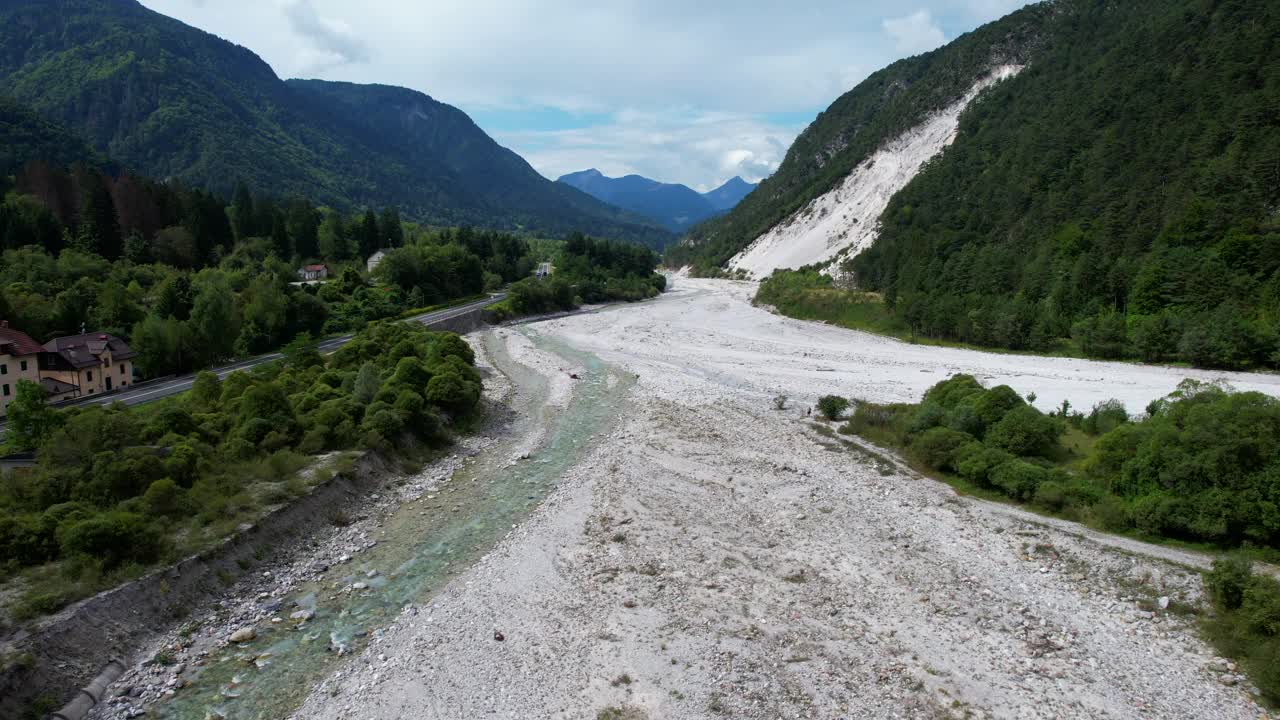 热浪中阿尔卑斯山干涸的河流上空的空中天桥视频素材