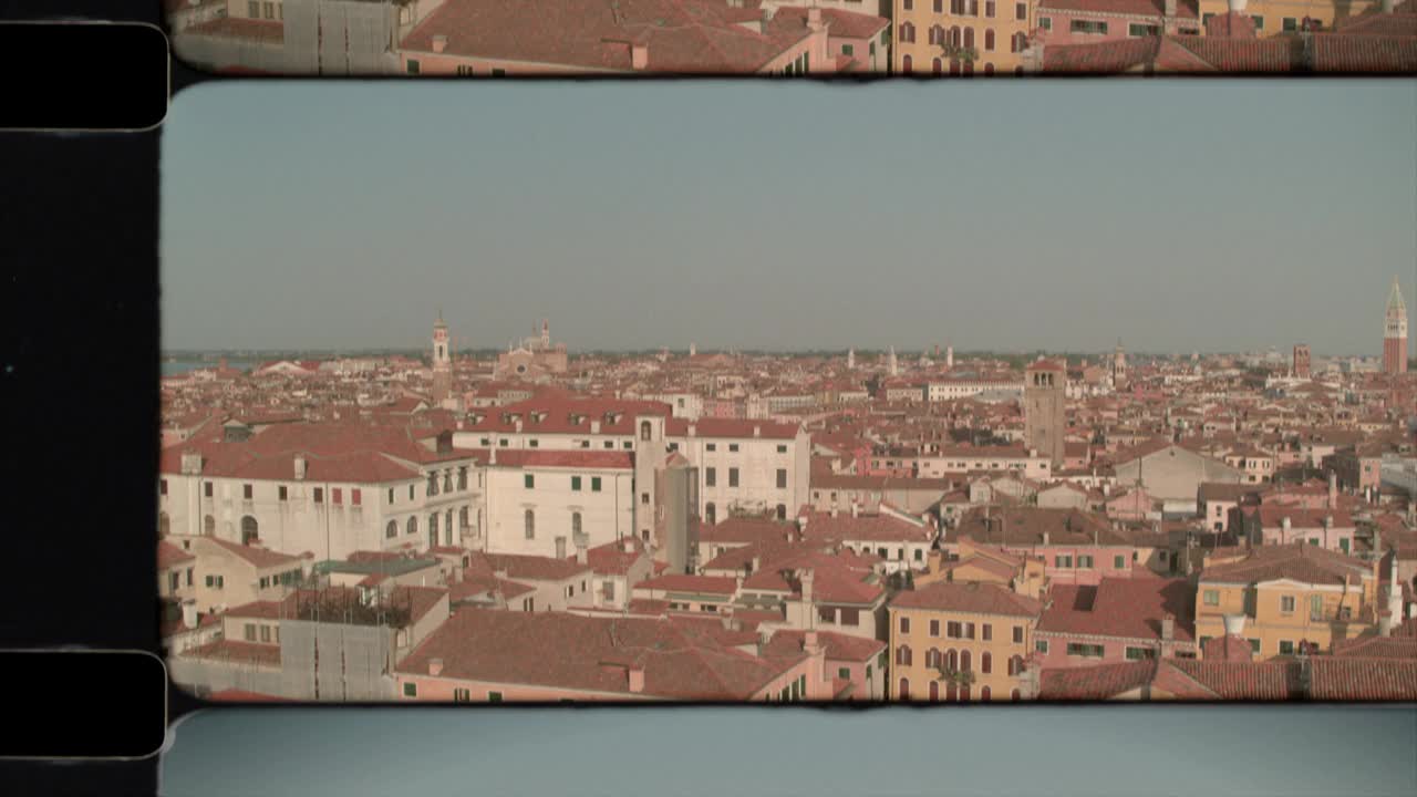 阳光下的意大利威尼斯屋顶鸟瞰图。4 k视频下载