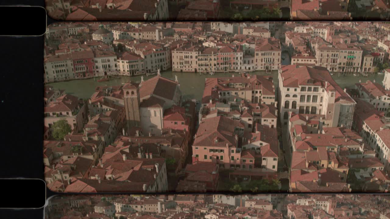 在阳光下，意大利威尼斯大运河和屋顶的鸟瞰图。4 k视频下载