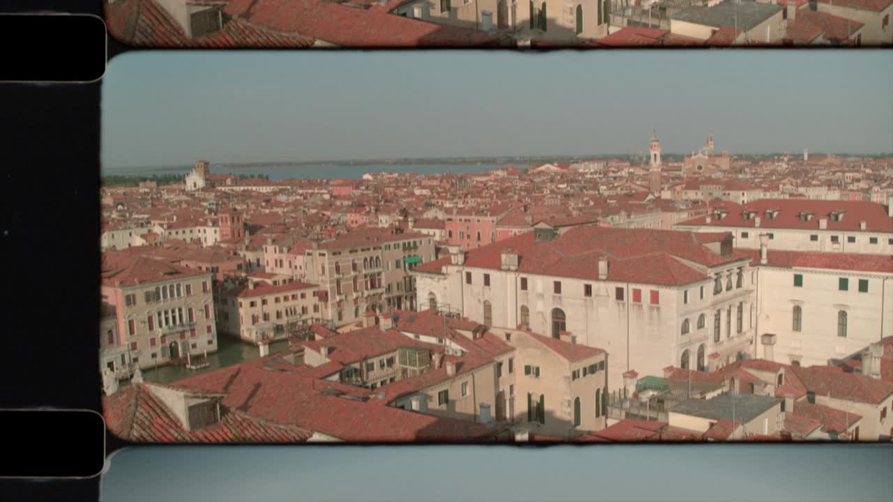 在阳光下，意大利威尼斯大运河和屋顶的鸟瞰图。4 k视频下载
