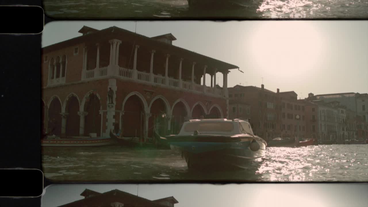 阳光下的意大利威尼斯大运河鸟瞰图。4 k视频下载