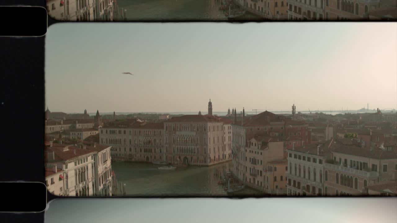 在阳光下的意大利威尼斯，大运河上的威尼斯Ca' Foscari大学鸟瞰图。4 k视频下载