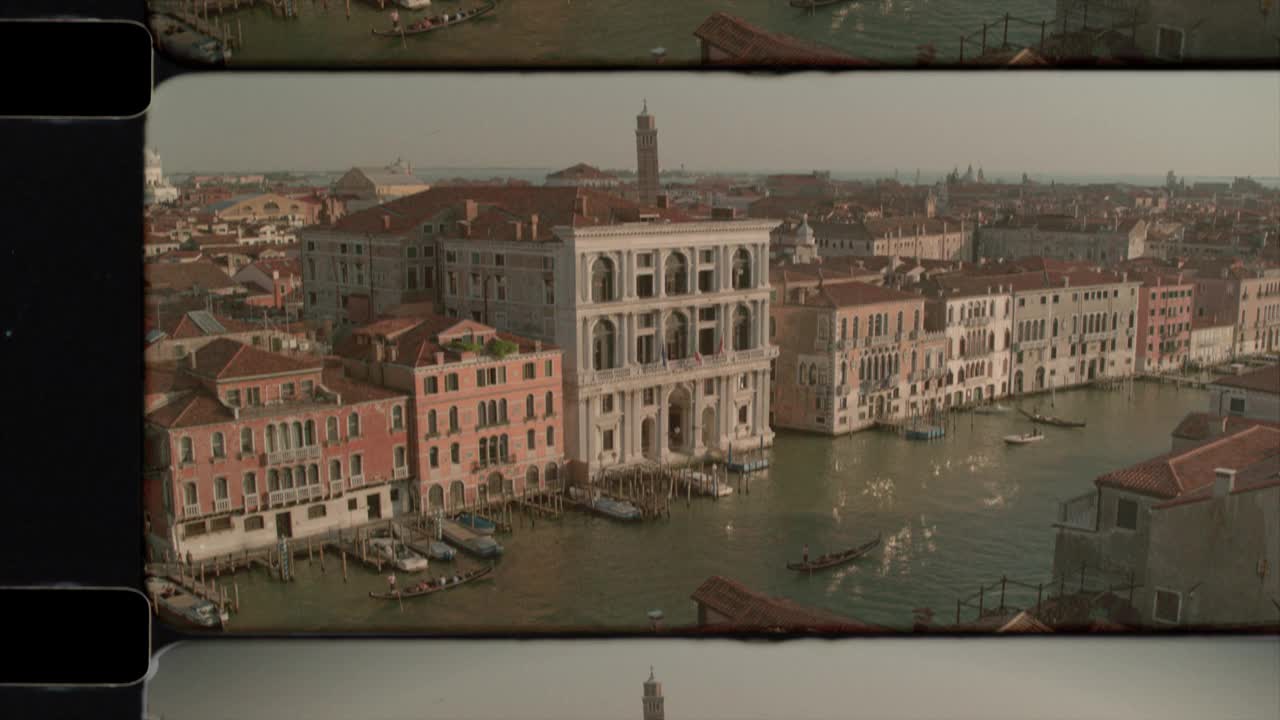 老电影在阳光下的意大利威尼斯大运河上的Ca' Corner della Regina鸟瞰图。4 k视频下载