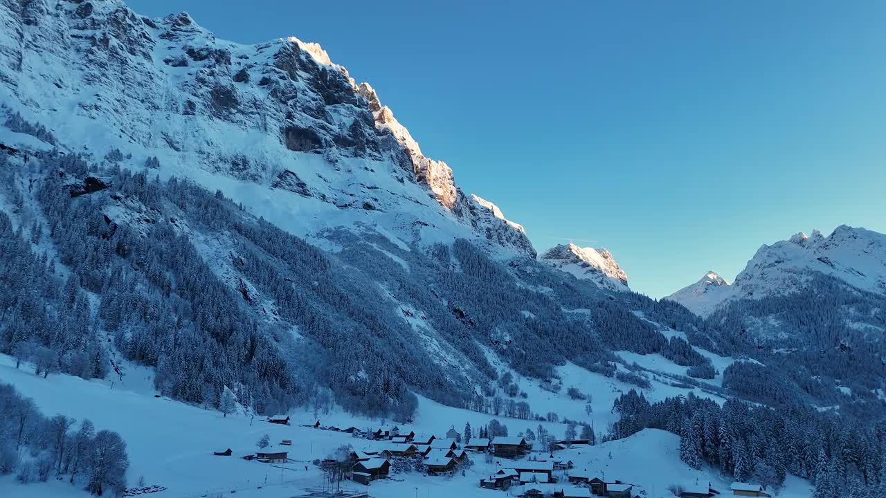 瑞士阿尔卑斯山脉在Gadmen，覆盖在雪的清晨视频下载