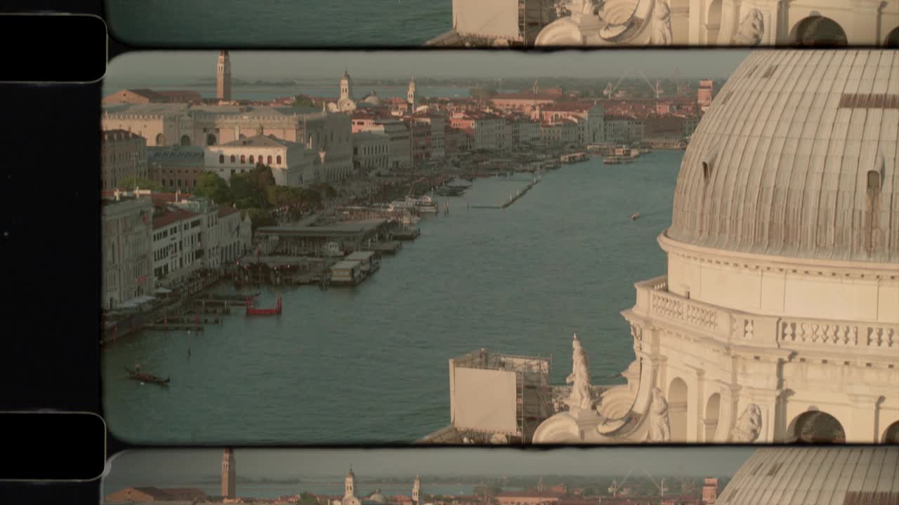 在阳光下的意大利威尼斯，圣玛丽亚大教堂穹顶的鸟瞰图。4 k视频下载