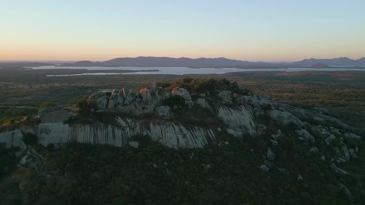 大津巴布韦在山上的鸟瞰图复杂视频下载