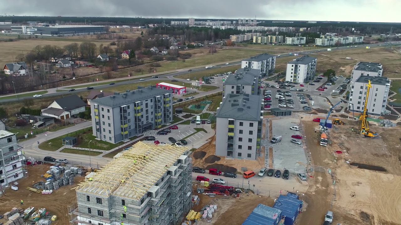 在拉脱维亚首都里加新建的空中住宅小区正在建设中视频素材