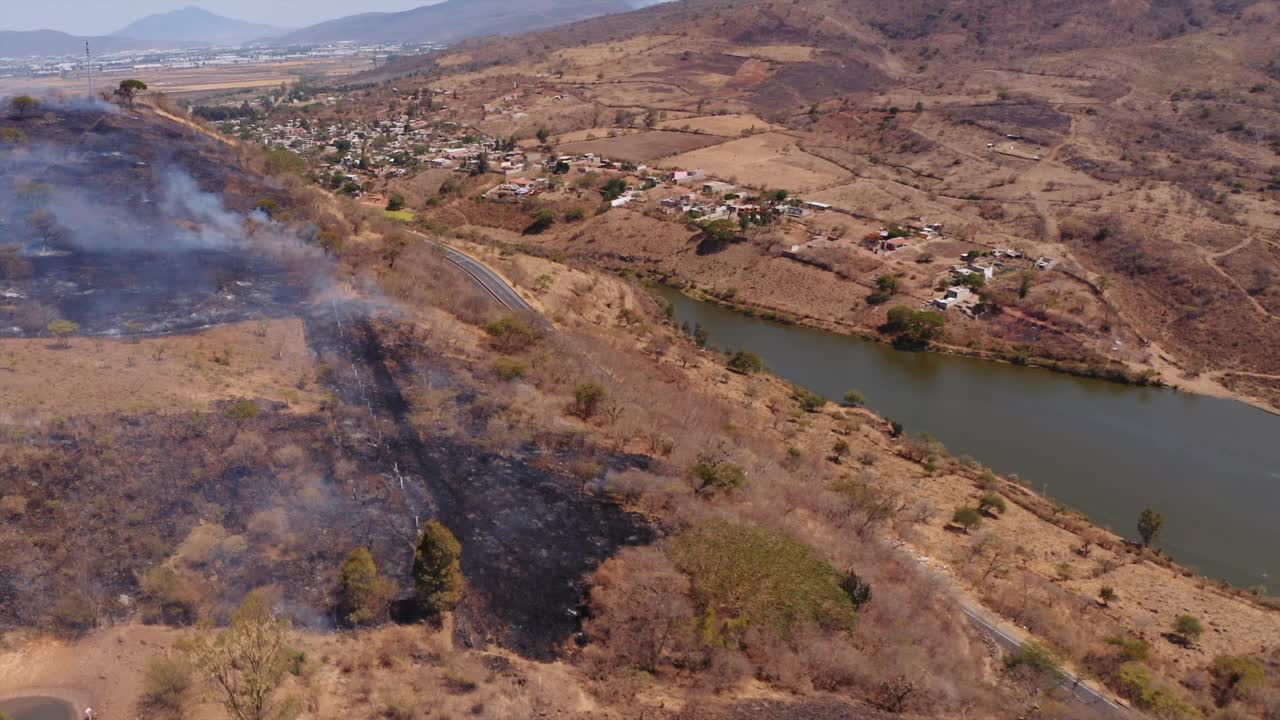 直升机在墨西哥拉瓦斯特卡干草山坡上扑灭森林大火视频素材