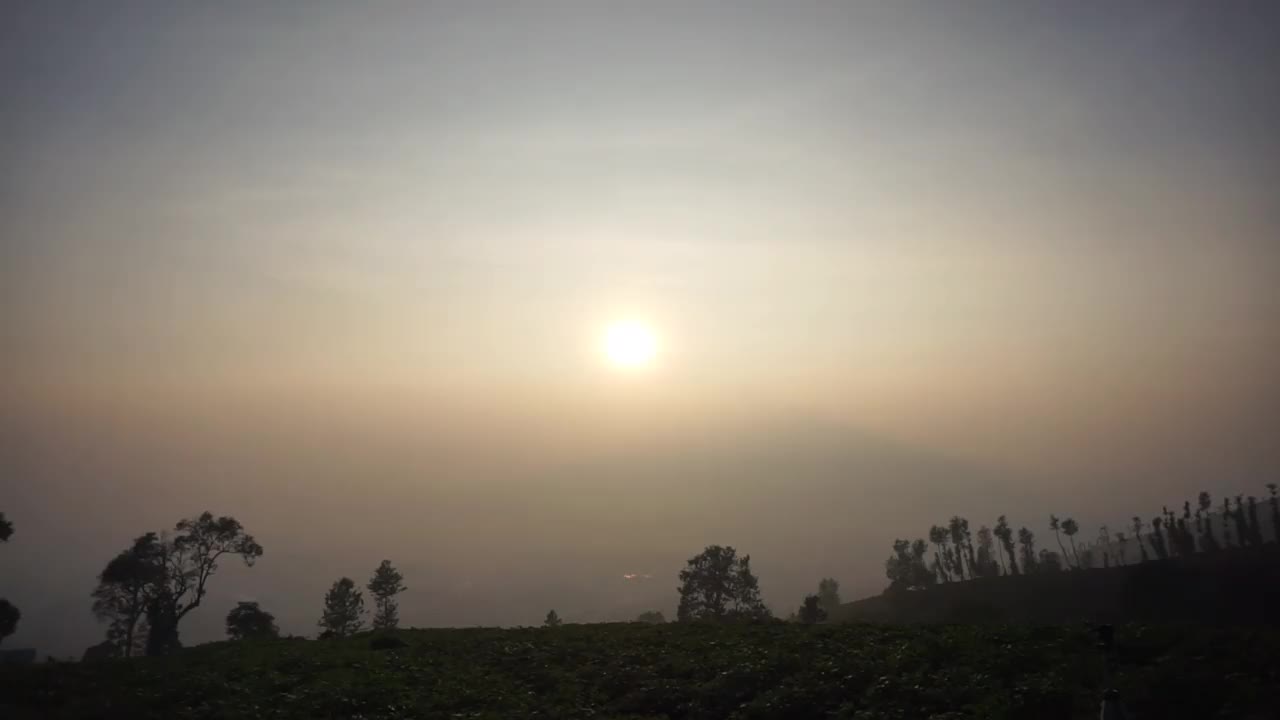 非常美丽的自然景观，早晨日出时天空晴朗视频素材