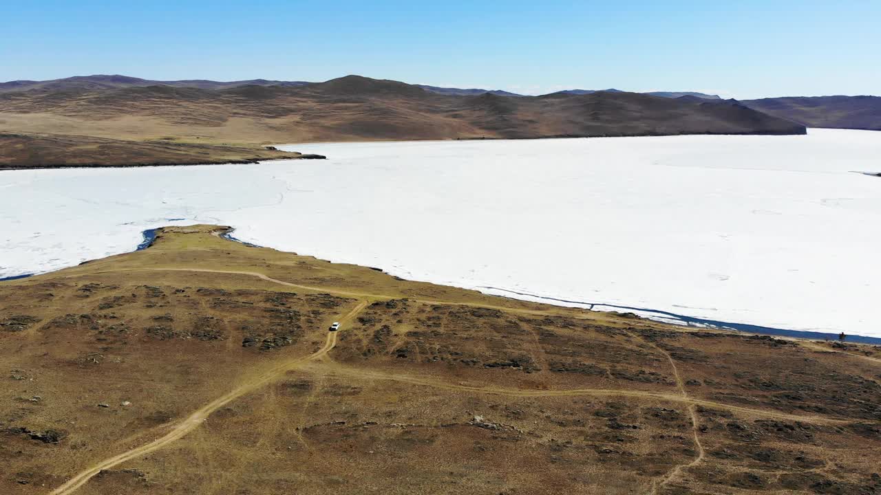 从空中俯瞰奥尔洪岛上的一个心形湖泊。春天的风景。贝加尔湖海湾的冰。视频素材