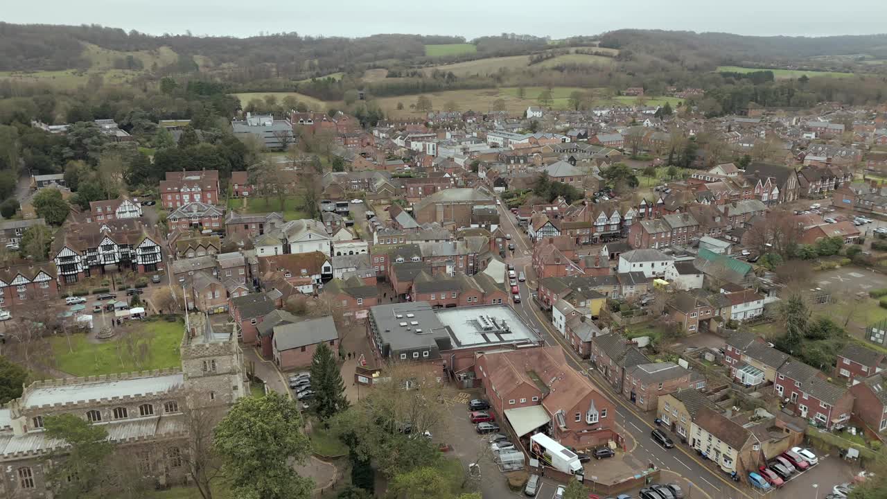 英国赫特福德郡特林村的鸟瞰图，摄于阴天的冬日。从左到右飞过小镇，画面左下方是教堂。视频素材