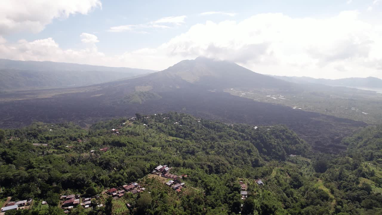 巴图尔火山的航拍照片，底部的老熔岩场视频素材