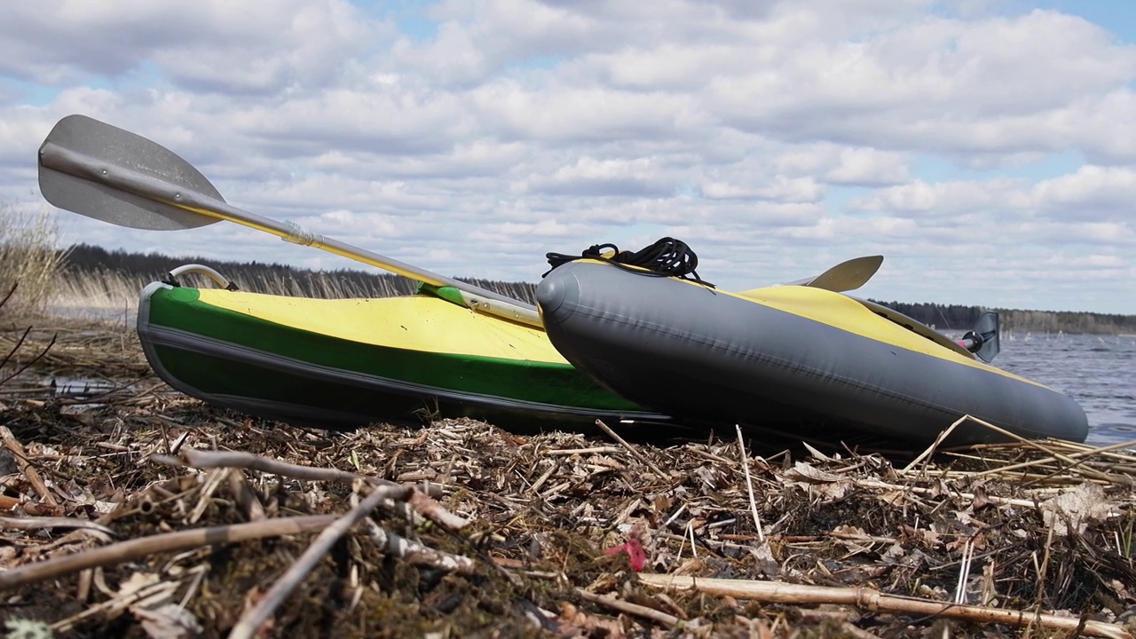 Kayaks at beginning of passing视频素材