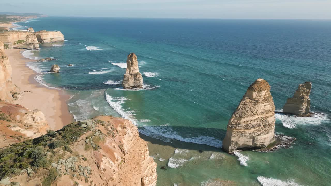 澳大利亚维多利亚州大洋路，坎贝尔港国家公园海岸附近的石灰岩堆和旅游景点，令人惊叹的十二使徒空中无人机视图视频素材