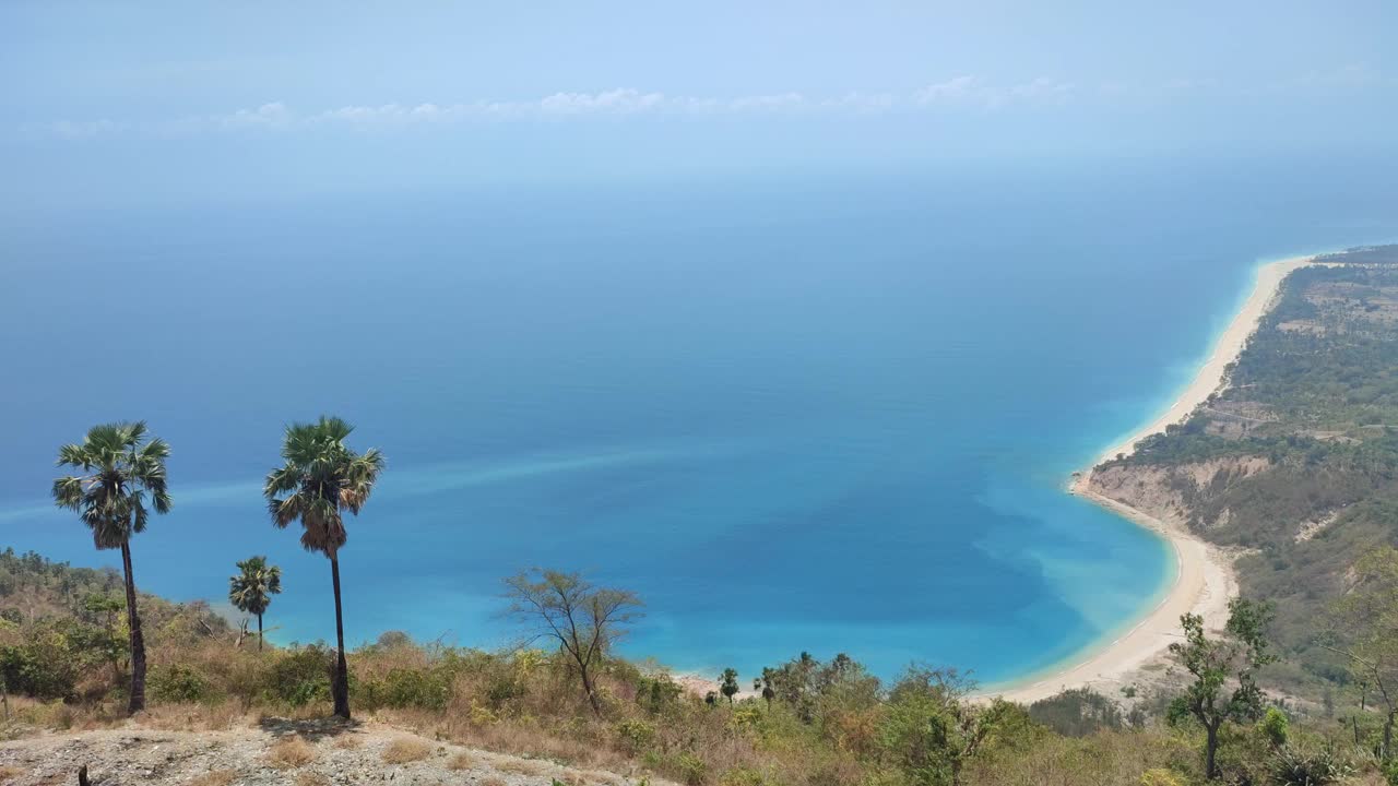 从山顶俯瞰海滩，背景是晴朗的天空视频下载