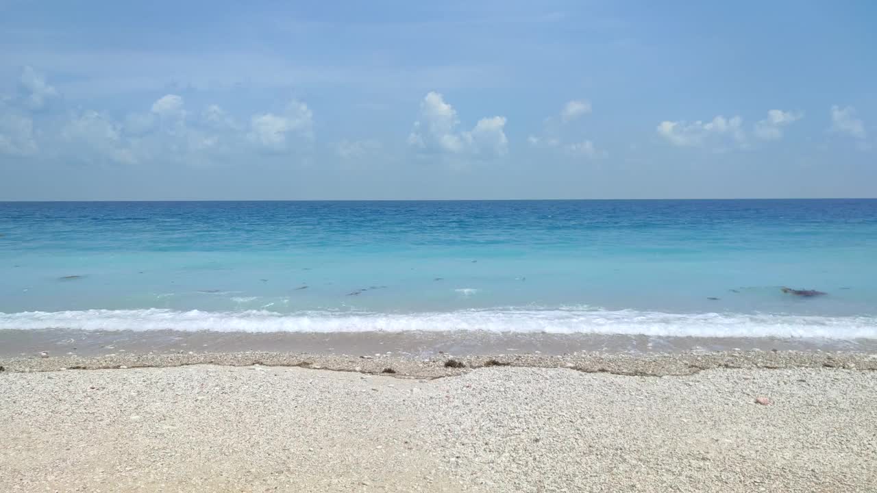 白色沙滩与完美的阳光明媚的天空在夏天的时候视频下载