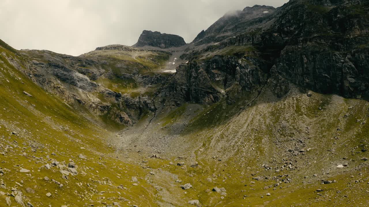 从无人机上看高山和岩石视频素材