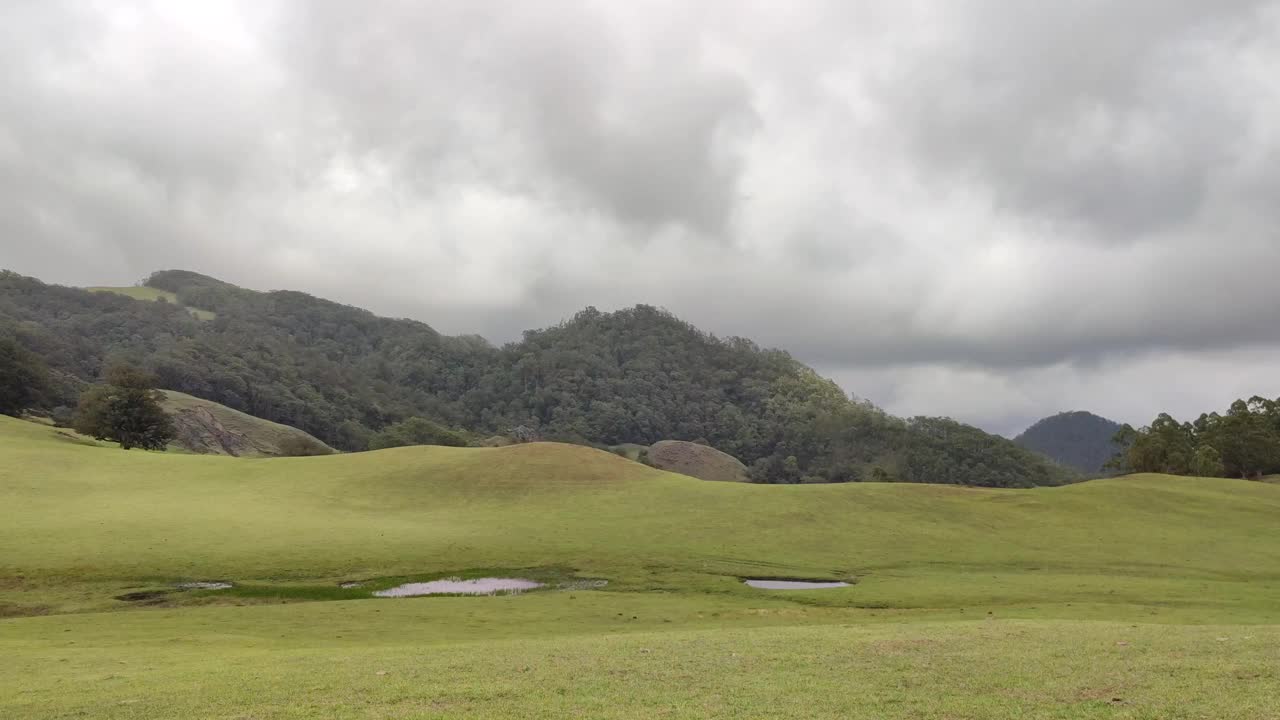 绿色的小山，背景是多云的天空视频素材