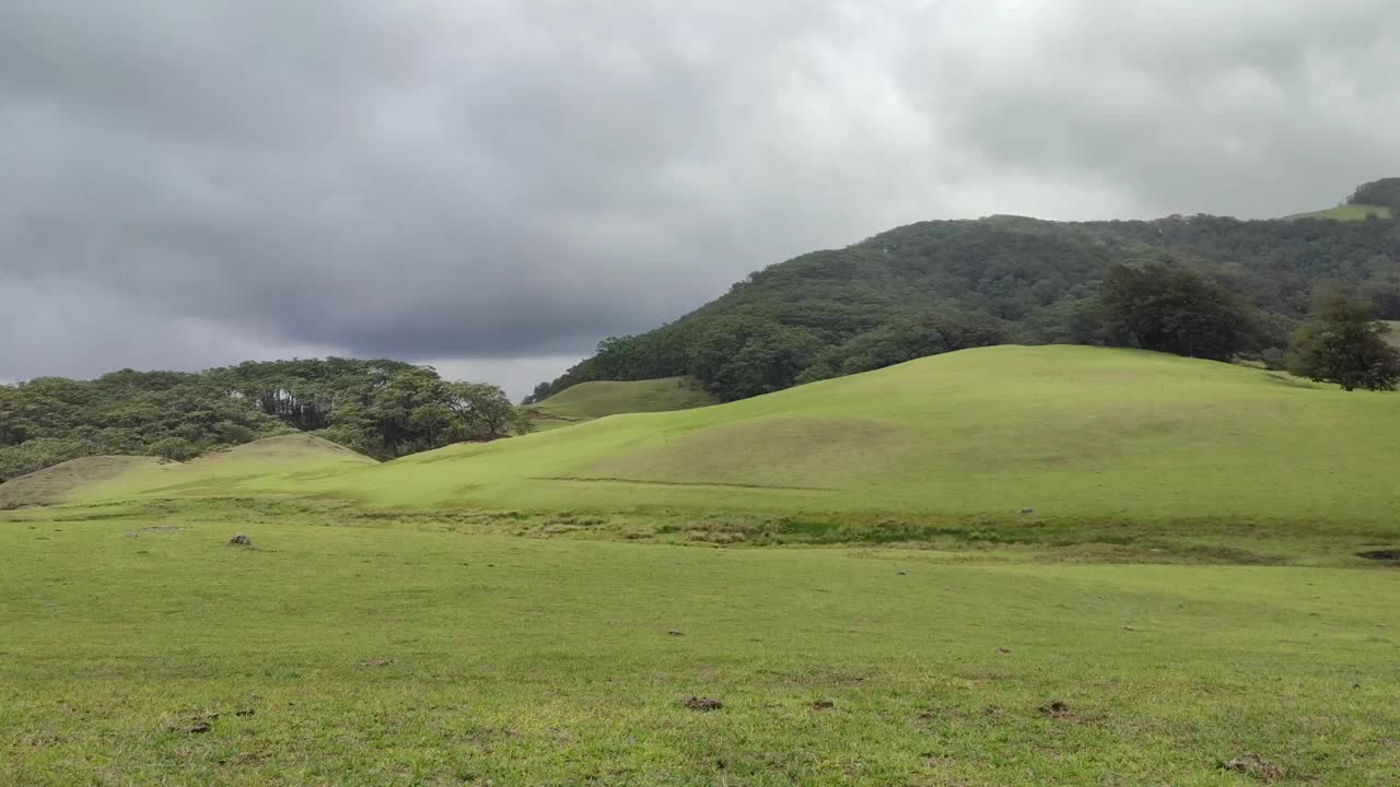 绿色的小山，背景是多云的天空视频素材