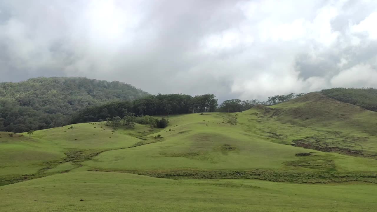 绿色的小山，背景是多云的天空视频下载