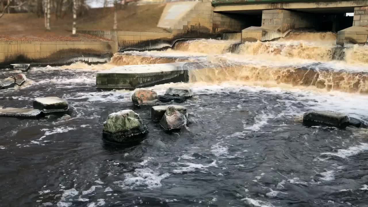 大坝上的河流瀑布视频素材