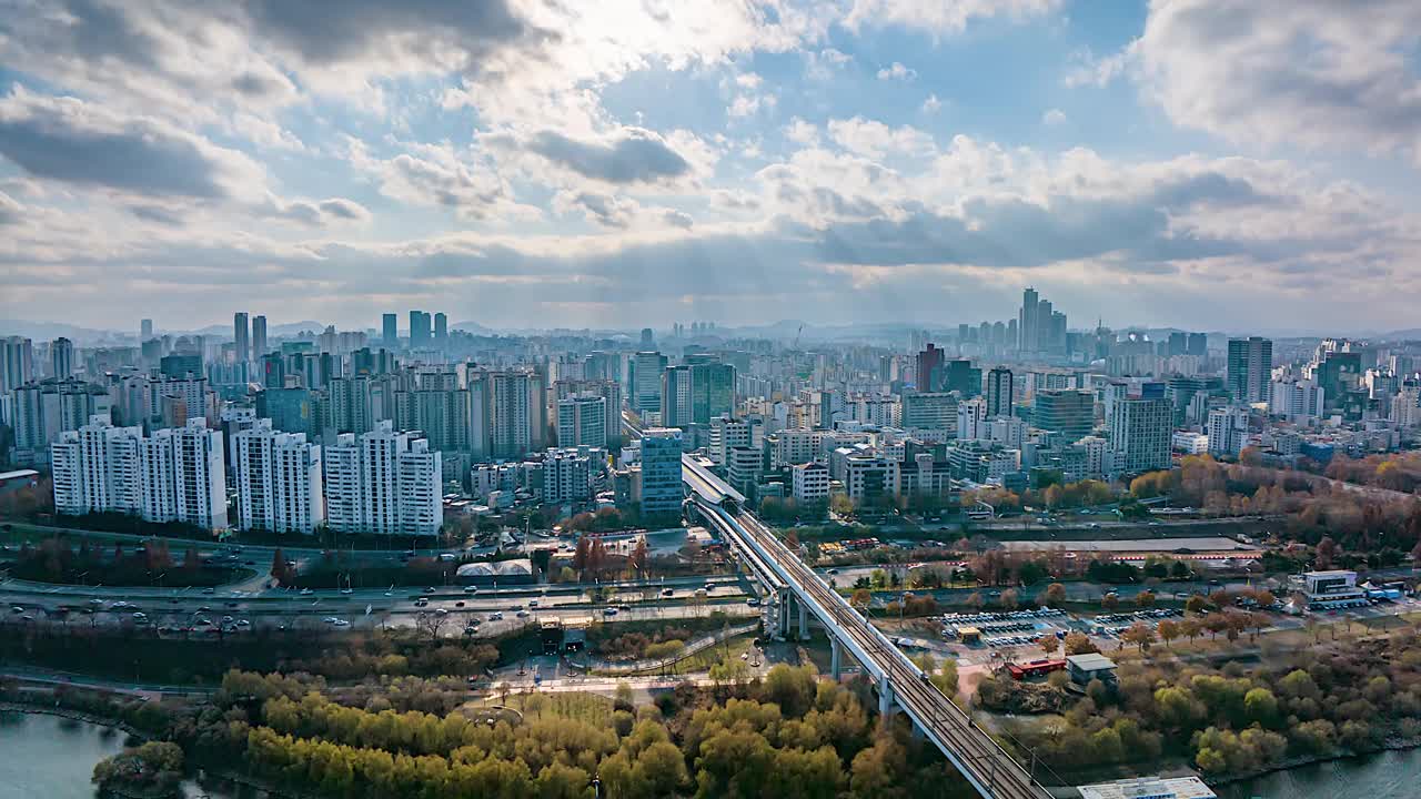 韩国首尔永登浦区汝矣岛、堂山站、建筑物、道路和周边视频素材