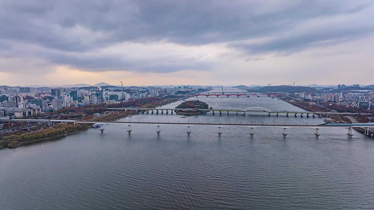 汉江、杨花海桥、仙游岛、合亭站、建筑物及周边环境/首尔永登浦区视频素材